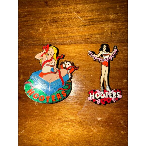 2 Hooters holiday Pins Christmas Happy holidays and Valentines - Picture 1 of 8